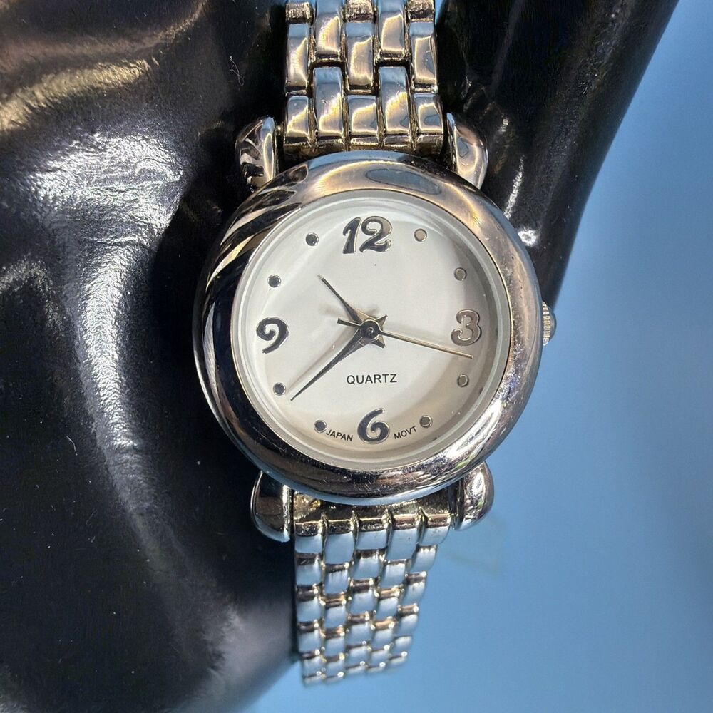 Women's Fashion Watch Silver Tone White Dial 25mm New Battery